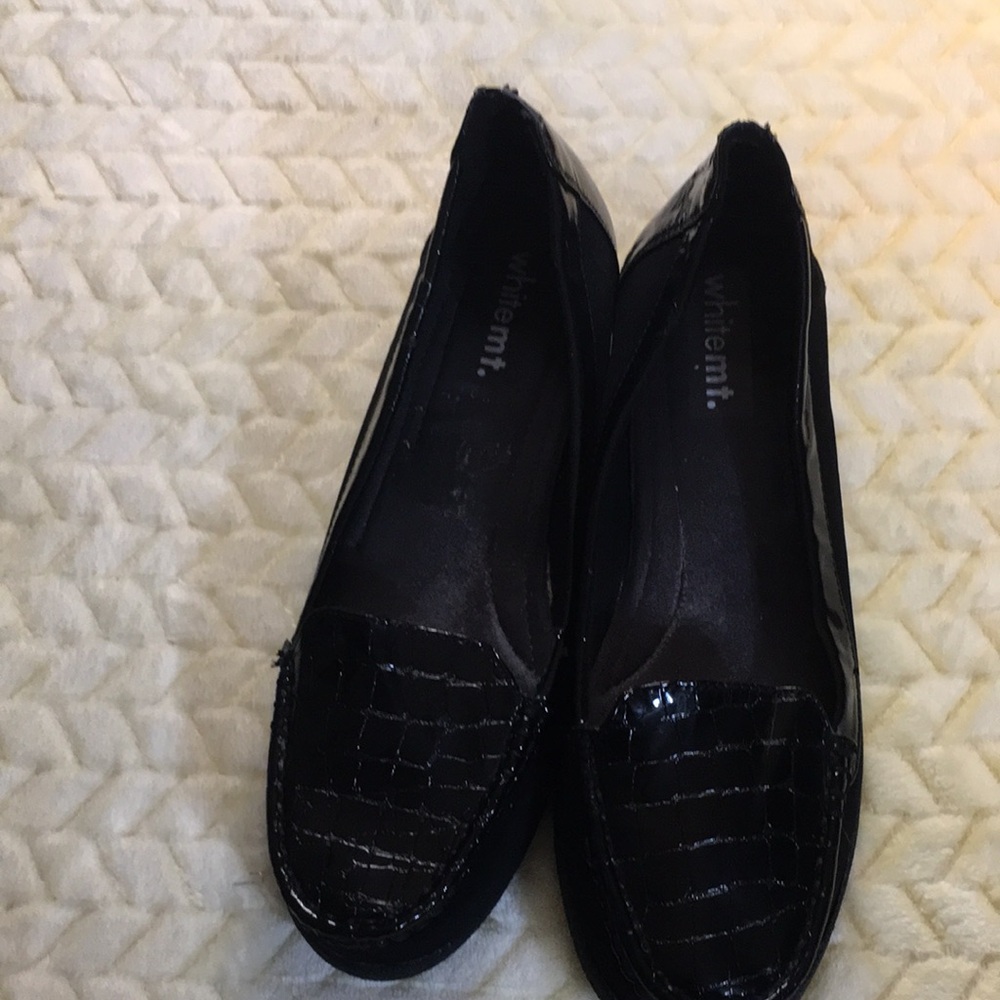 Ladies Size 8 .5 Whitemt patent leather upper suede trim